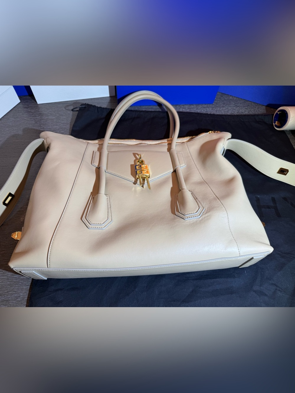 Givenchy Large Antigona Tote - Picture 10 of 14